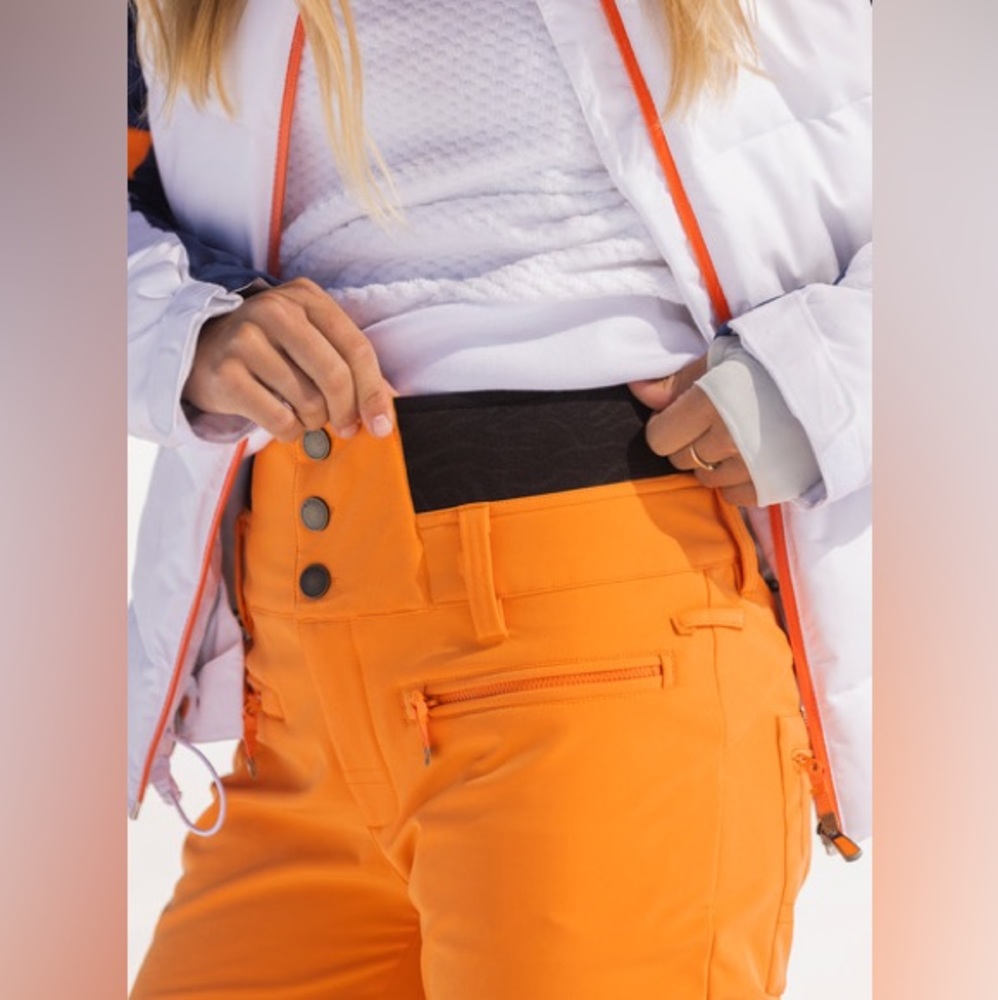Worn once Roxy Rising High Shell Snowpants. Skinny fit with a high performance.